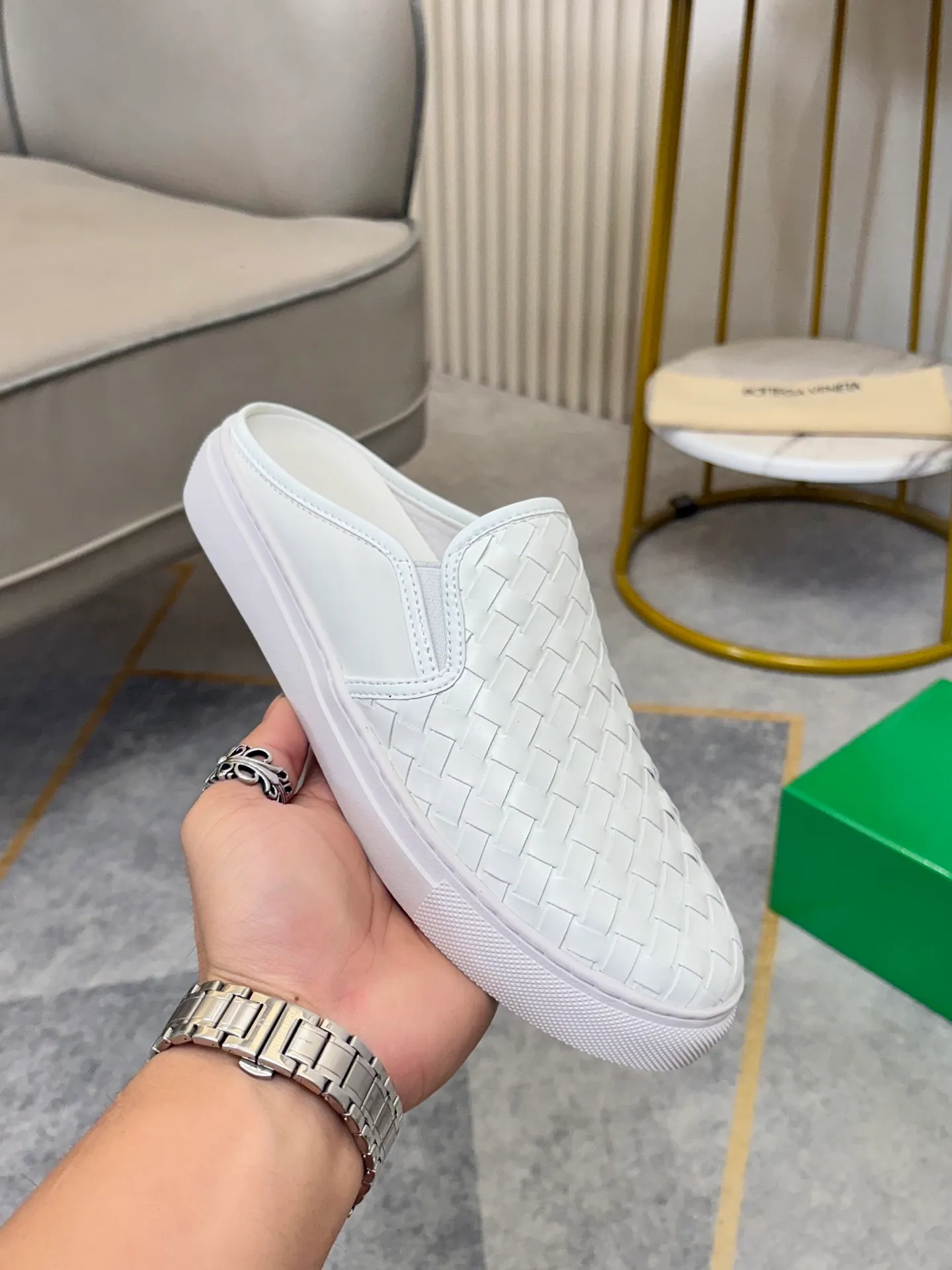 P380 BV men's casual half-drag👞. Handsome and versatile low-top shoes, woven cowhide upper, pigskin lining for the feet, 🌺🌺perfect shoe last, 🌲🌲 fashionable and handsome, comfortable on the feet, 🚗🚗wear-resistant and non-slip rubber outsole. Code number: 38-44. 45 is custom-made and cannot be returned or exchanged